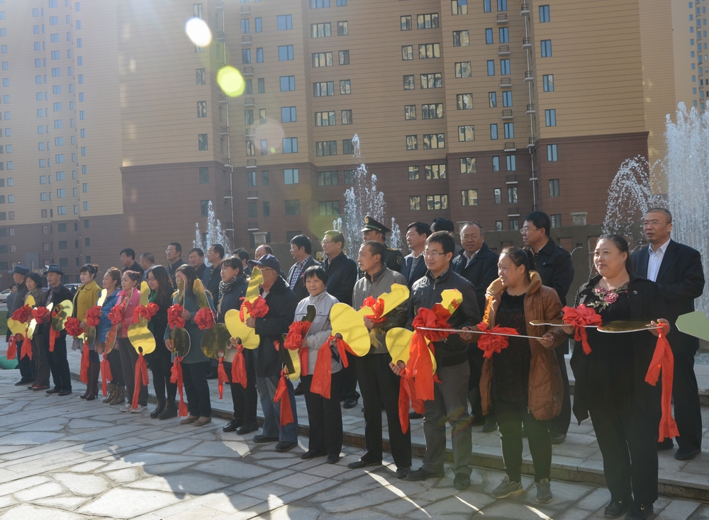 2013年10月25日，城發(fā)公司承建的呼市首個(gè)公租房小區(qū)——康居家園公租房交付使用。申請(qǐng)到公租房的百姓代表領(lǐng)了鑰匙。.JPG